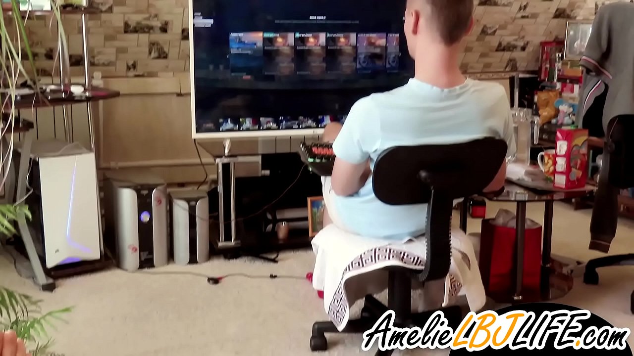 دختر با اسباب بازی جنسی برای دوست پسر برای انجام بازی های رایانه ای خودارضایی می کند